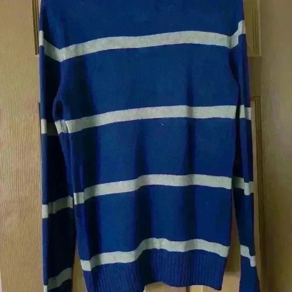 Young men, size medium, American Eagle, athletic fit, pull over​​​​​​​​ - Picture 2 of 5